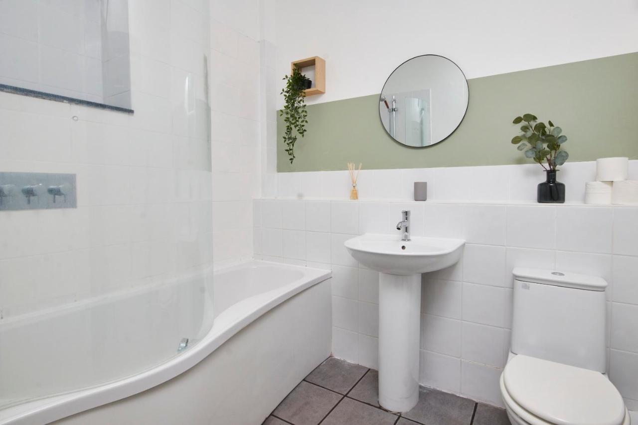 Wonderful Apartment In Bath With Garden - Sleeps 8 ภายนอก รูปภาพ